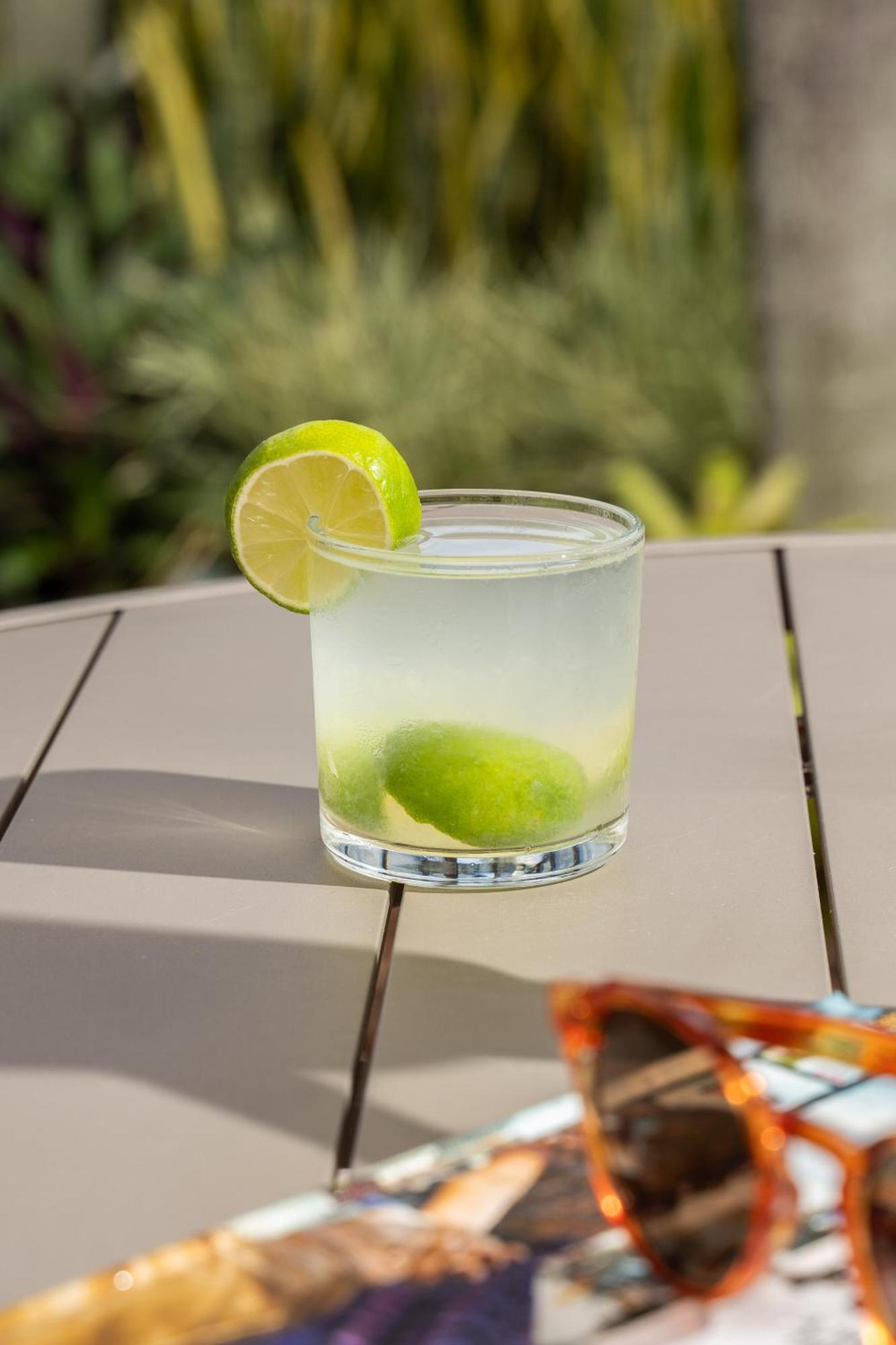 里约热内卢巴拉亚特兰帝卡国际酒店 外观 照片 A caipirinha