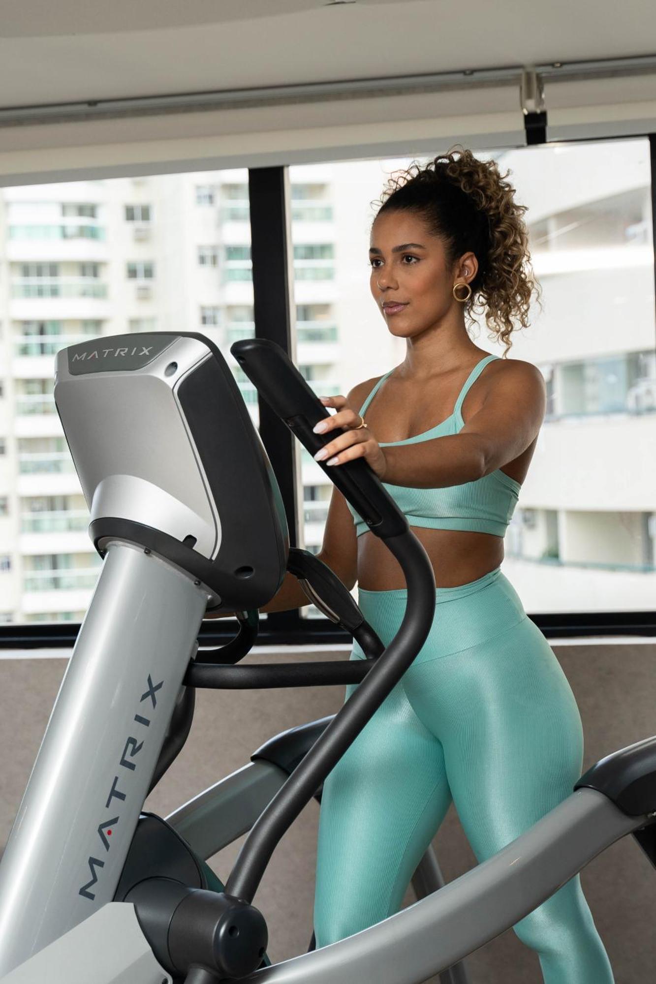 里约热内卢巴拉亚特兰帝卡国际酒店 外观 照片 A woman using a cross trainer