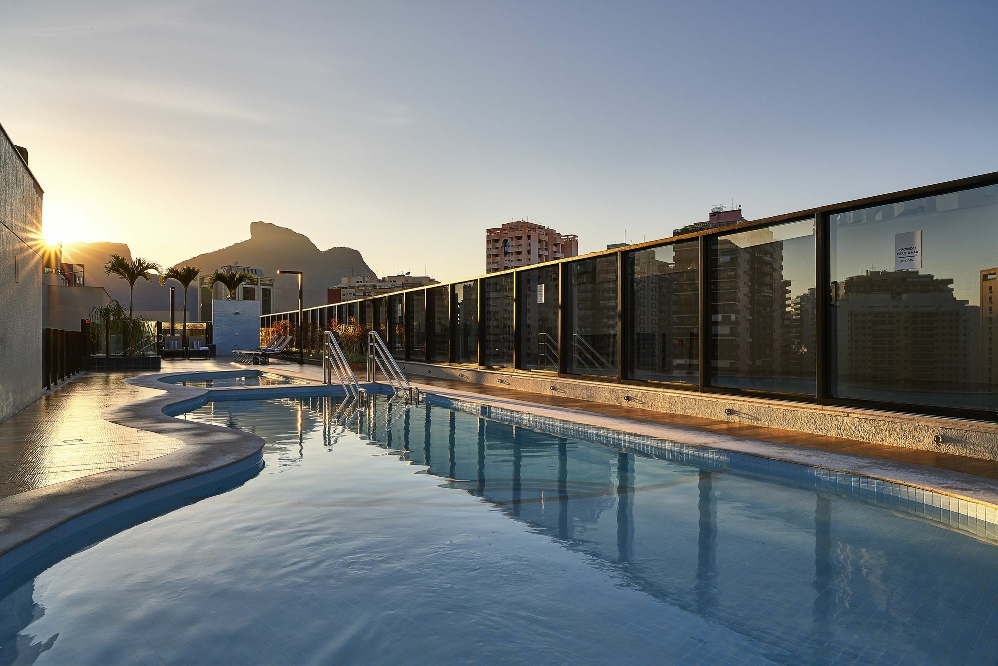 里约热内卢巴拉亚特兰帝卡国际酒店 外观 照片 The rooftop pool at the hotel
